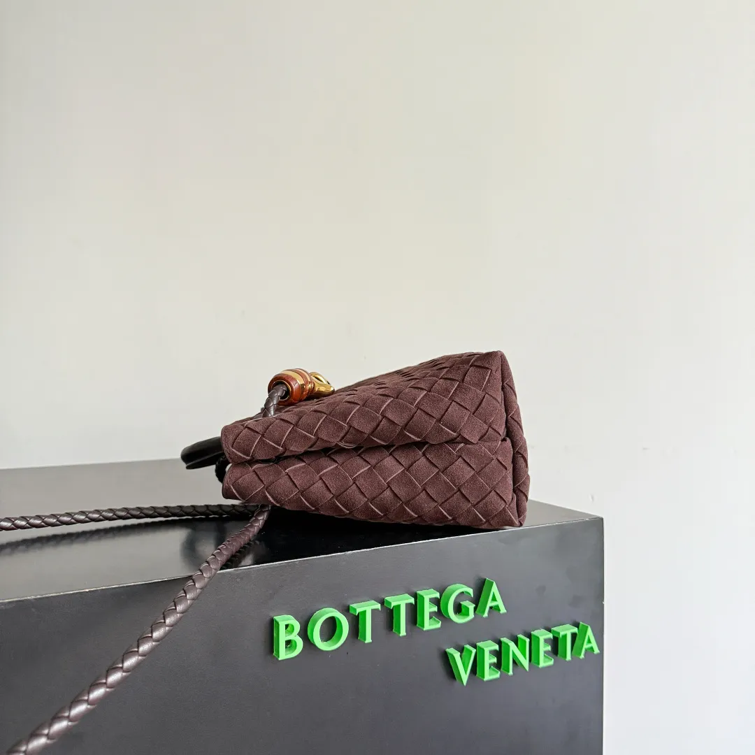 The new Andiamo batch of 3060 BV is shipped‼ ️The classic intercciato weaving process is used to create a soft bag, the metal knot is made of micro-cast aluminum using jewelry technology🪢, and the decorative beads are made of metal and hand-polished oak, allowing you to jump repeatedly between elegance and fun💃, making it unpredictable. Classic and versatile, it shows off your temperament, and the bag has a large capacity, making it very convenient for daily commuting! It has a variety of carrying methods, the shoulder straps can be adjusted by yourself, the original lambskin feels soft and delicate, and the unisex style breaks gender boundaries and brings a more practical and long-lasting use experience. The Andiamo, which has both elegant and casual styles, perfectly interprets the "fashionable old money style". Style number: 743568+wood hardware Color: suede black brown Size: 25*22*10.5cm
